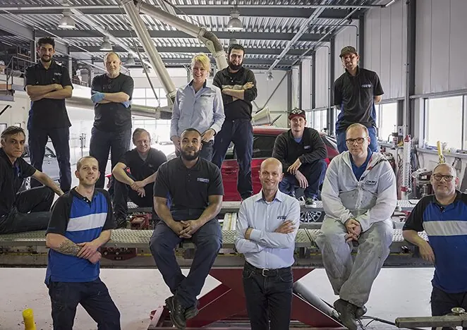 Het team van ASN Autoschade Almere in de werkplaats